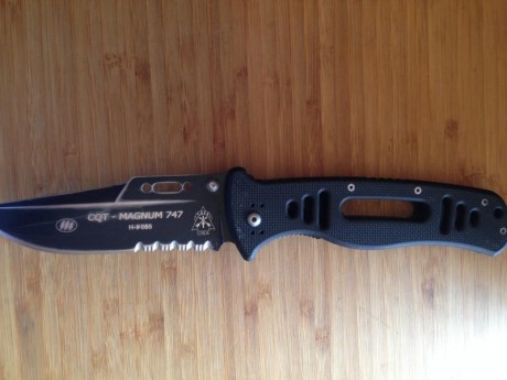 Se venden las siguientes piezas de cuchilleria: navaja tops magnum 747, acero 154cm, precio, 75, 00 eur. 01
