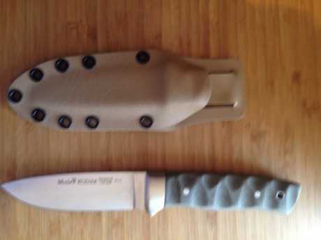 Se venden las siguientes piezas de cuchilleria: navaja tops magnum 747, acero 154cm, precio, 75, 00 eur. 00
