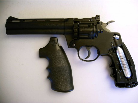 Revólver de CO2 marca Crosman. Poquísimo uso. Se vende por no utilizar. Calibre: 4, 5 mm Velocidad: 133 00