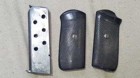Vendo las cachas de FN 1900.
Muy complicadas de encontrar en este estado.
20 € envío aparte.   ( el cargador 02