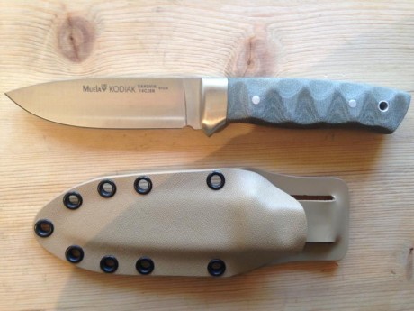 Se venden las siguientes piezas de cuchilleria: navaja tops magnum 747, acero 154cm, precio, 60, 00 eur. 01