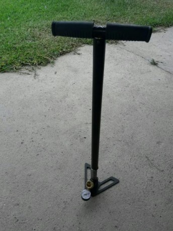 Hola, un amigo vende su tesro PA10-2 con dos bombonas, y dos cachas una M de zurdo y una S de diestro, 01