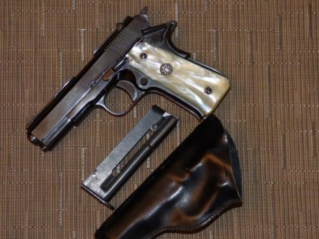 Vendo LLAMA , cal. 22 en perfecto estado. Todo original, y completo, con un 2º cargador no visible. Precio 01