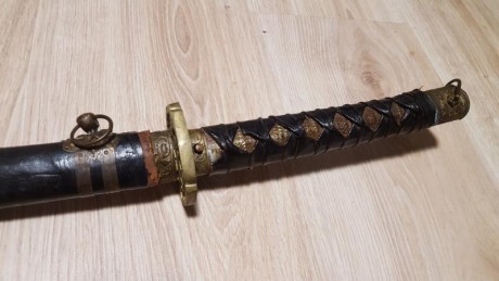 Buenos dias, me gustaría que alguien me ayudase con esto:
Tengo esta katana en casa desde hace bastantes 01
