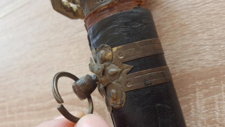 Buenos dias, me gustaría que alguien me ayudase con esto:
Tengo esta katana en casa desde hace bastantes 30