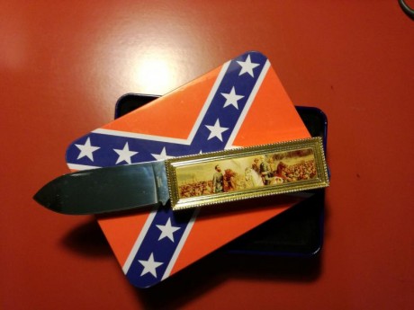 Buenas.
Vendo navaja con motivos de la Confederación en el mango. Presentada en caja tipo lata, con bandera 00