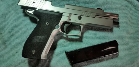 Hola vendo sig sauer 226 x-five around está nueva 2 cargadores 2 cachas me la compré por subir a segunda 00