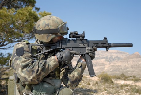 Por que no tenemos un post lleno de fotos de las Fuerzas Armadas Españolas? de su armamento portátil?

Seria 100