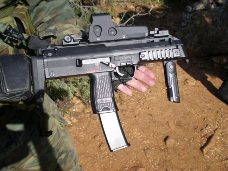 Por que no tenemos un post lleno de fotos de las Fuerzas Armadas Españolas? de su armamento portátil?

Seria 110