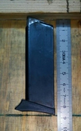 Un amigo vende este cargador de pistola, parece del 22 lr, precio 30 euros envío a la península incluido, 00