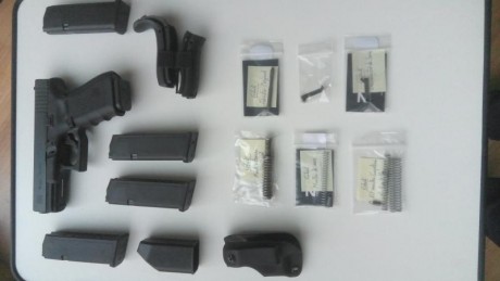 Por falta de tiempo para usarla vendo la siguiente pistola Glock 19 Gen 4, de reestreno, con importantes 01