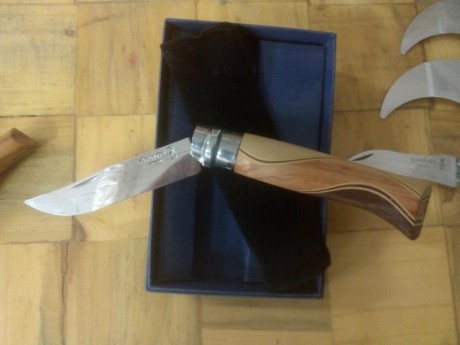 Pongo a la venta las opinel de la colección de un amigo. Doy fe de que no se han usado. La mayoría han 00