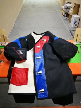 Buenas tuve que dejar este deporte hace unos años y haciendo limpieza he sacado esto.
Chaqueta kurt thune 02