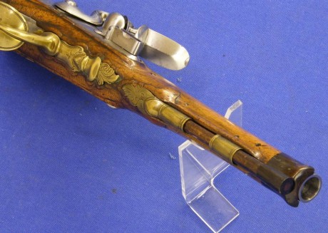 Voy a colocar unas fotos de un arma larga alemana de llave de mecha del siglo XVI. 81