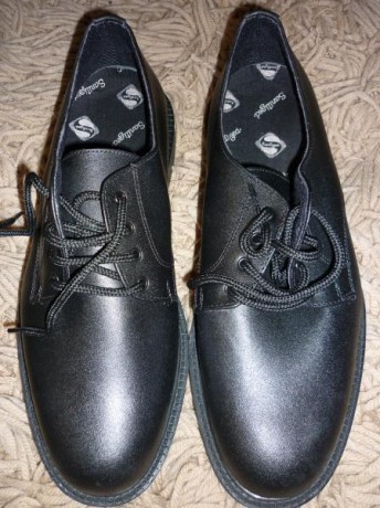 Pues como tengo exceso de calzado, y ademas a diario llevo media bota, vendo estos zapatos de dotacion 02