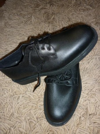 Pues como tengo exceso de calzado, y ademas a diario llevo media bota, vendo estos zapatos de dotacion 00