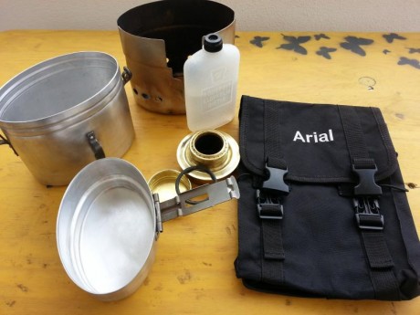 Vendo conjunto de hornillo de alcohol original Trangia con su paraviento, y marmita de alumino compuesta 02