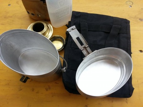 Vendo conjunto de hornillo de alcohol original Trangia con su paraviento, y marmita de alumino compuesta 00