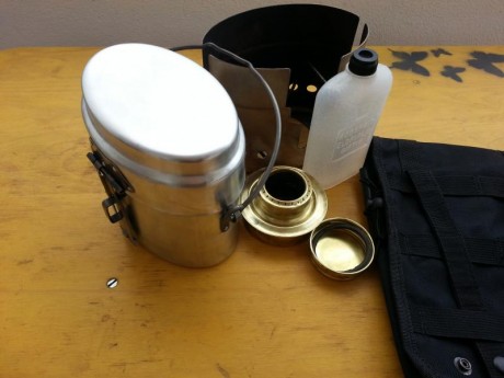 Vendo conjunto de hornillo de alcohol original Trangia con su paraviento, y marmita de alumino compuesta 12