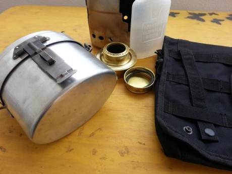 Vendo conjunto de hornillo de alcohol original Trangia con su paraviento, y marmita de alumino compuesta 11