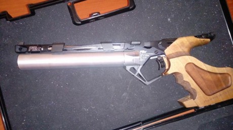 buenas tardes,vendo por abandono de la modalidad impresionante pistola feinwerkbau PX8, impecable ,cacha 01