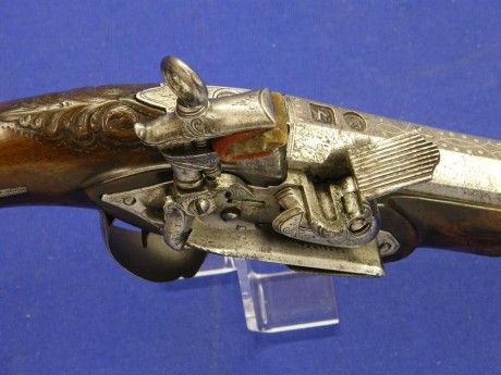 Voy a colocar unas fotos de un arma larga alemana de llave de mecha del siglo XVI. 110