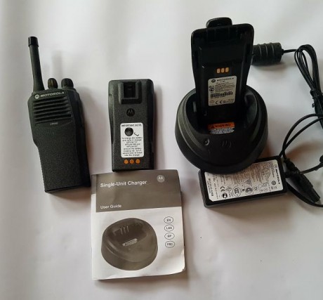 Vendo walkies  motorola modelo CP040
Están con muy poco uso
9 unidades compuestas por   
Walki con antena
Cargador 02