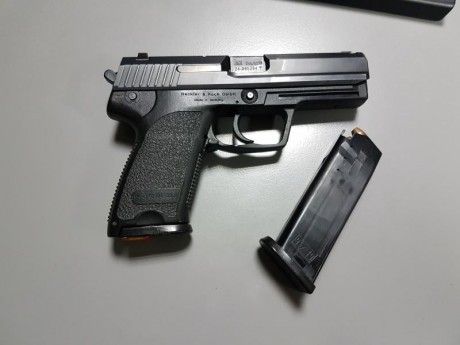 Un compañero vende una HK USP modelo estándar, no es la compact, no ha disparado ni 500 tiros ya que ha 00