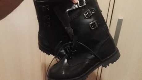 Buenas tardes

Vendo botas marca Segarra TALLA 43 a estrenar.

Están en Barcelona, no interesan cambios, 00