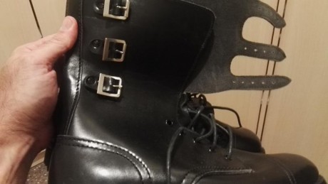 Buenas tardes

Vendo botas marca Segarra TALLA 43 a estrenar.

Están en Barcelona, no interesan cambios, 10
