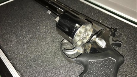 VENDIDA. Vendo Taurus 44 magnum 8” muy buen estado.  300 euros. Con la maleta mando 100 vainas más Dies 01