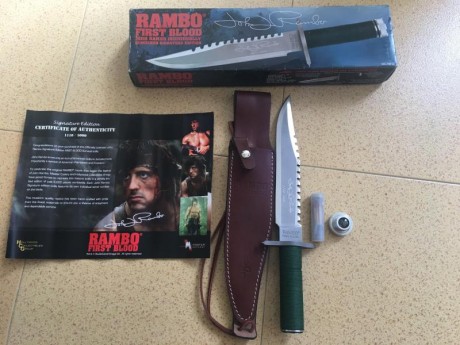 Cuchillo de coleccionista Rambo 1 firmado , totalmente nuevo , viene con funda de cuero , brújula y un 02