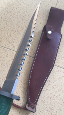 Cuchillo de coleccionista Rambo 1 firmado , totalmente nuevo , viene con funda de cuero , brújula y un 01