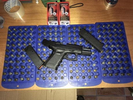 Vendo Glock 23 en perfecto estado con dos cargadores, miras regulables y rabera prolongada. Se adjunta 20
