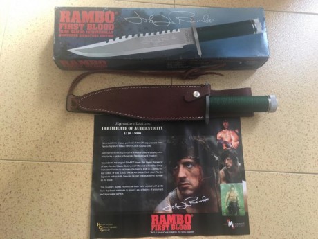 Cuchillo de coleccionista Rambo 1 firmado , totalmente nuevo , viene con funda de cuero , brújula y un 00