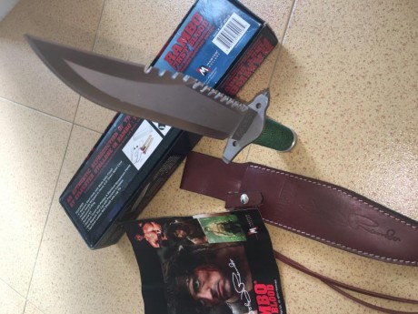 Cuchillo de coleccionista Rambo 1 firmado , totalmente nuevo , viene con funda de cuero , brújula y un 10