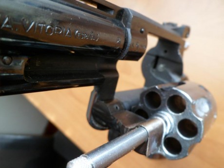 Vendo  revolver inutilizado LLAMA de calibre .38  Comanche II de 4" , tambor de 6 cartuchos. Buena 11