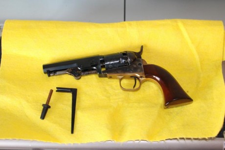 Colt pocket 31. de Uberti. Un revolver precioso en un estado excelente, solo hay que cambiar el reten 01