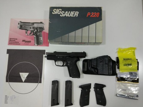 Vendo Sig Sauer P228 9Pb con dos cargadores,guiada en F. Cachas Hogue y funda Galco de Kydex y cuero. 02