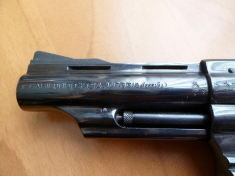 Vendo  revolver inutilizado LLAMA de calibre .38  Comanche II de 4" , tambor de 6 cartuchos. Buena 21