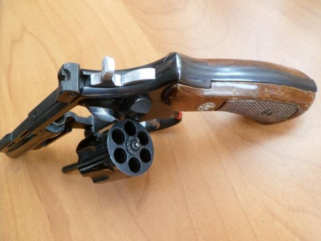 Vendo  revolver inutilizado LLAMA de calibre .38  Comanche II de 4" , tambor de 6 cartuchos. Buena 20