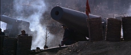Compañeros,

En vista de las ganas de algunos (Elcafe, Wilcow, Vrakk, etc) por adivinar armas de películas 90