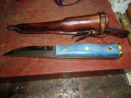 Un amigo vende este cuchillo, artesano 100 por 100, pide 250 euros, gastos de envío en península por mensajería 01