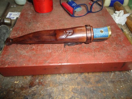 Un amigo vende este cuchillo, artesano 100 por 100, pide 250 euros, gastos de envío en península por mensajería 00