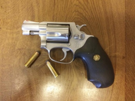 Buenas,

Un compañero se vende este revólver calibre 38 en acero inox marca Smith&Wesson, con cachas 02