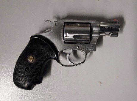 Buenas,

Un compañero se vende este revólver calibre 38 en acero inox marca Smith&Wesson, con cachas 00