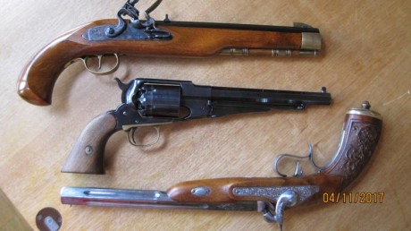 Se vende estas tres armas de avancarga, en principio quisiera vender el lote junto, y está compuesto por:
-Revolver 00