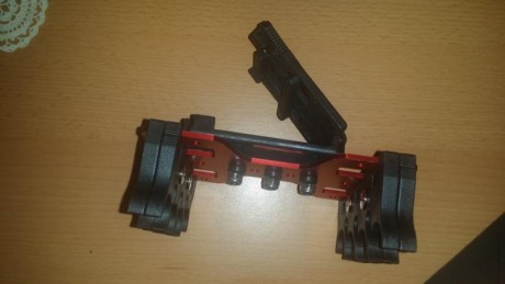 Vendo portacartuchos para la pratica de IPSC escopeta. Son de aluminio y para 8 cartuchos. Se adaptan 00