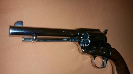 Vendo (500€)muy a mi pesar mi revolver uberti saa 45lc y 5'5 pulgadas de cañon y nickelado con tornilleria 10