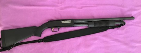 Mossberg 500A, culata y guardamanos cambiados por sintéticos, tres tubos 
Uno cilíndrico de 18 1/2 pulgadas 00